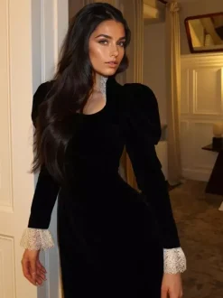Robe longue élégante en velours noir avec détails en dentelle manches longues pour femme collection printemps 2026
