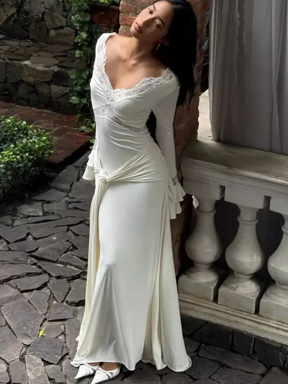 Robe longue maxi à col en V et bordure en dentelle pour femme - Robe moulante blanche bohème à manches longues et poignets trompette - Idéale pour un mariage printanier à la plage (2026)