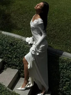 Robe longue maxi à col en V et bordure en dentelle pour femme - Robe moulante blanche bohème à manches longues et poignets trompette - Idéale pour un mariage printanier à la plage (2026)