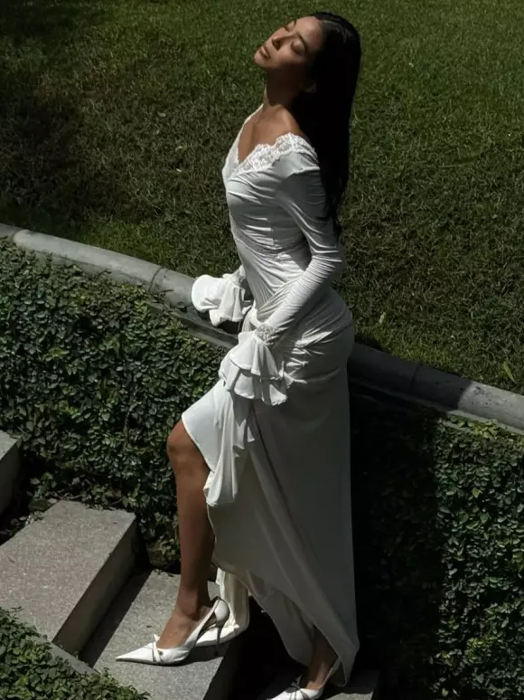 Robe longue maxi à col en V et bordure en dentelle pour femme - Robe moulante blanche bohème à manches longues et poignets trompette - Idéale pour un mariage printanier à la plage (2026)