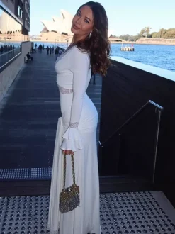 Robe longue maxi à col en V et bordure en dentelle pour femme - Robe moulante blanche bohème à manches longues et poignets trompette - Idéale pour un mariage printanier à la plage (2026)