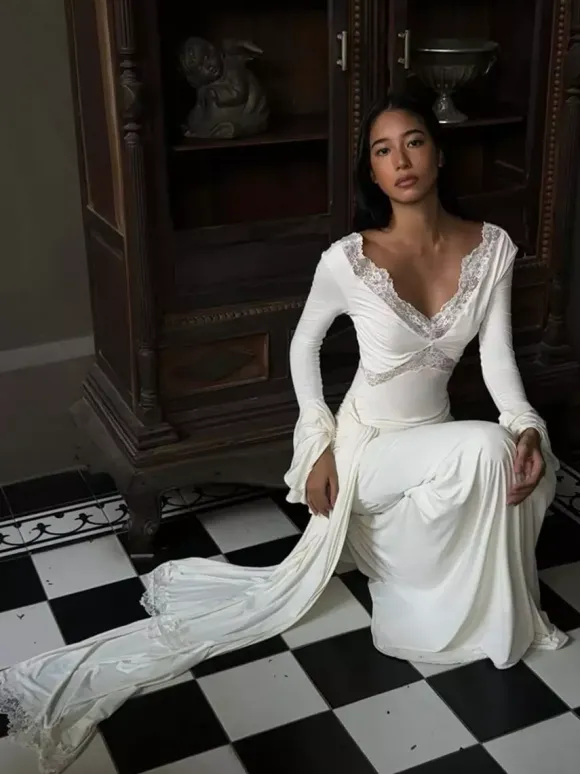 Robe longue maxi à col en V et bordure en dentelle pour femme - Robe moulante blanche bohème à manches longues et poignets trompette - Idéale pour un mariage printanier à la plage (2026)
