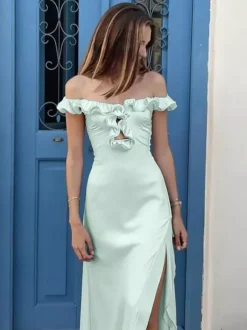 Robe longue moulante élégante vert menthe à volants et épaules dénudées pour une soirée en amoureux