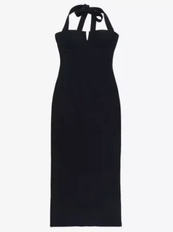 Robe longue noire élégante dos nu à lacets sans manches et décolleté licou idéale pour une soirée en amoureux.