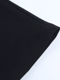Robe longue noire élégante dos nu à lacets sans manches et décolleté licou idéale pour une soirée en amoureux.