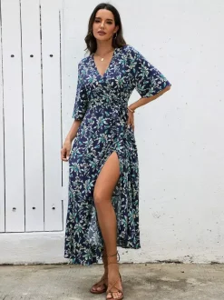 Robe longue portefeuille rouge à fleurs style bohème estival légère et séduisante idéale pour la plage et les balades en ville.