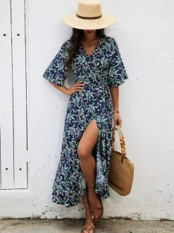 Robe longue portefeuille rouge à fleurs style bohème estival légère et séduisante idéale pour la plage et les balades en ville.