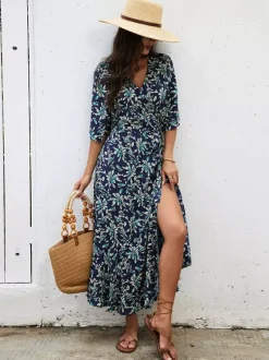 Robe longue portefeuille rouge à fleurs style bohème estival légère et séduisante idéale pour la plage et les balades en ville.