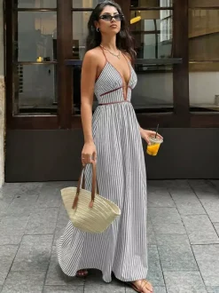 Robe longue rayée dos nu à décolleté plongeant style bohème chic idéale pour la plage ou la ville.