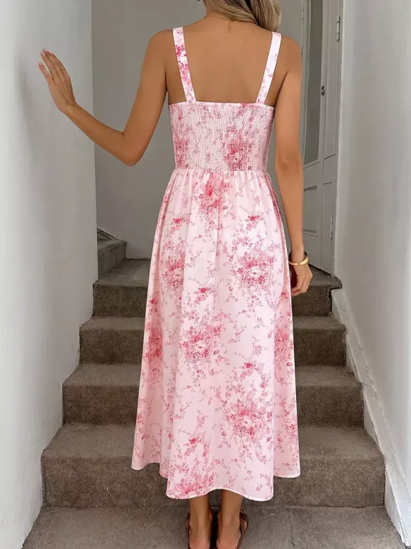 Robe longue rose chic à imprimé floral dos nu lacée à volants et sans manches ornée de fleurs et de décolleté épaules dénudées idéale pour un rendez-vous galant.