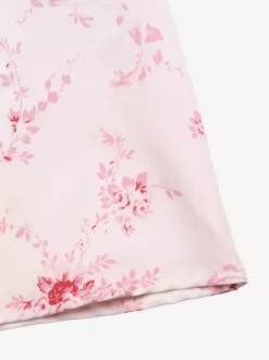 Robe longue rose chic à imprimé floral dos nu lacée à volants et sans manches ornée de fleurs et de décolleté épaules dénudées idéale pour un rendez-vous galant.