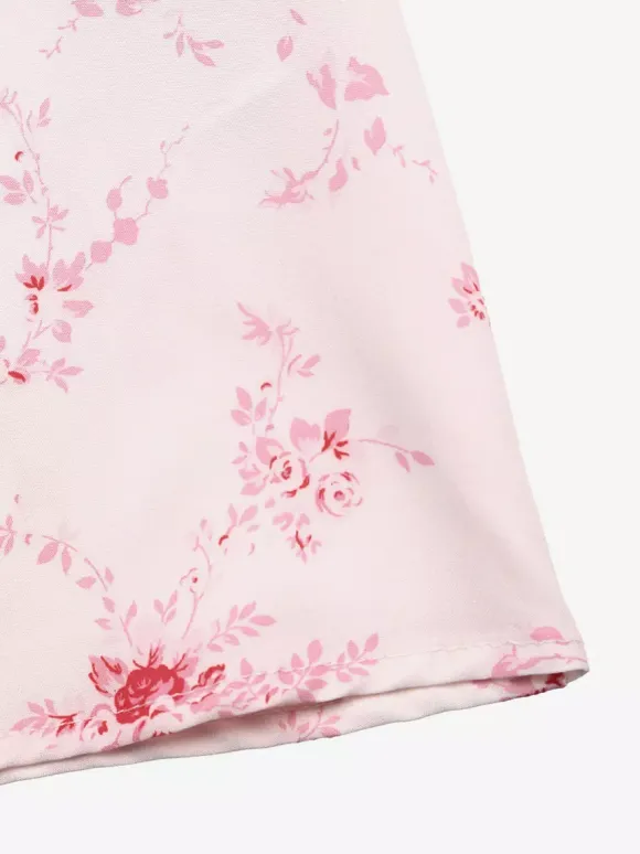 Robe longue rose chic à imprimé floral dos nu lacée à volants et sans manches ornée de fleurs et de décolleté épaules dénudées idéale pour un rendez-vous galant.