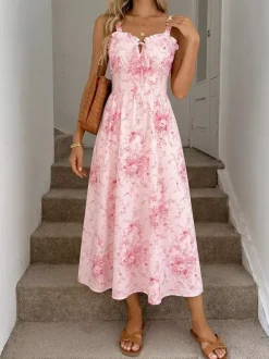 Robe longue rose chic à imprimé floral dos nu lacée à volants et sans manches ornée de fleurs et de décolleté épaules dénudées idéale pour un rendez-vous galant.