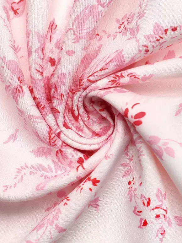 Robe longue rose chic à imprimé floral dos nu lacée à volants et sans manches ornée de fleurs et de décolleté épaules dénudées idéale pour un rendez-vous galant.