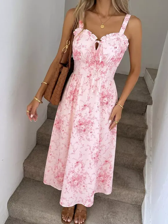 Robe longue rose chic à imprimé floral dos nu lacée à volants et sans manches ornée de fleurs et de décolleté épaules dénudées idéale pour un rendez-vous galant.