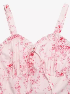 Robe longue rose chic à imprimé floral dos nu lacée à volants et sans manches ornée de fleurs et de décolleté épaules dénudées idéale pour un rendez-vous galant.