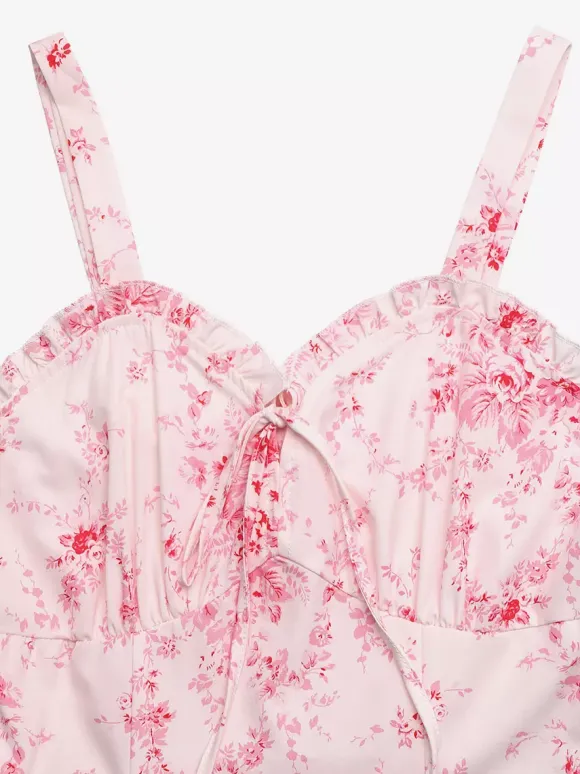 Robe longue rose chic à imprimé floral dos nu lacée à volants et sans manches ornée de fleurs et de décolleté épaules dénudées idéale pour un rendez-vous galant.