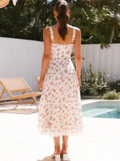 Robe longue sans manches à imprimé floral et bordure en dentelle pour l'été 2026