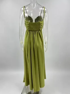 Robe longue sexy à découpes pour femme - Robe d'été bohème fluide à bretelles spaghetti et buste froncé - Idéale pour les vacances d'été à la plage 2026