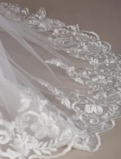 Robe mariée sirène à bretelle en dentelle dos nu à traîne Robe de mariée