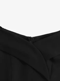 Robe midi bordeaux à épaules dénudées et coupe trapèze pour femme élégante et habillée.
