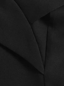 Robe midi bordeaux à épaules dénudées et coupe trapèze pour femme élégante et habillée.