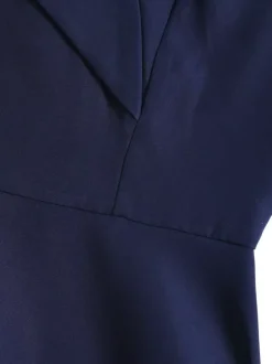 Robe midi bordeaux à épaules dénudées et coupe trapèze pour femme élégante et habillée.