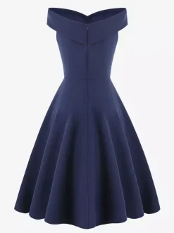Robe midi bordeaux à épaules dénudées et coupe trapèze pour femme élégante et habillée.