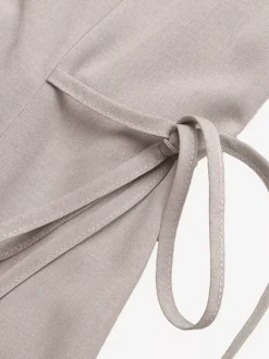 Robe midi kaki sans manches à col en V et boutons sur le devant avec cordon de serrage latéral idéale pour tous les jours.