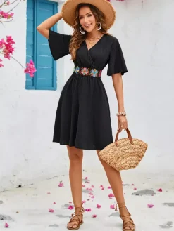 Robe midi portefeuille bohème pour femme - Robe patineuse noire brodée à col V et manches papillon - Collection été 2026