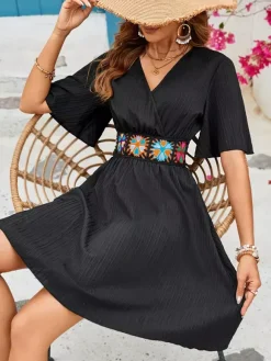 Robe midi portefeuille bohème pour femme - Robe patineuse noire brodée à col V et manches papillon - Collection été 2026