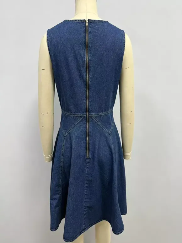 Robe mini en jean sans manches pour femme - Robe d'été plissée bleu moyen style années 2000 à boutons fleuris et coupe évasée - Idéale pour une soirée décontractée (collection été 2026)
