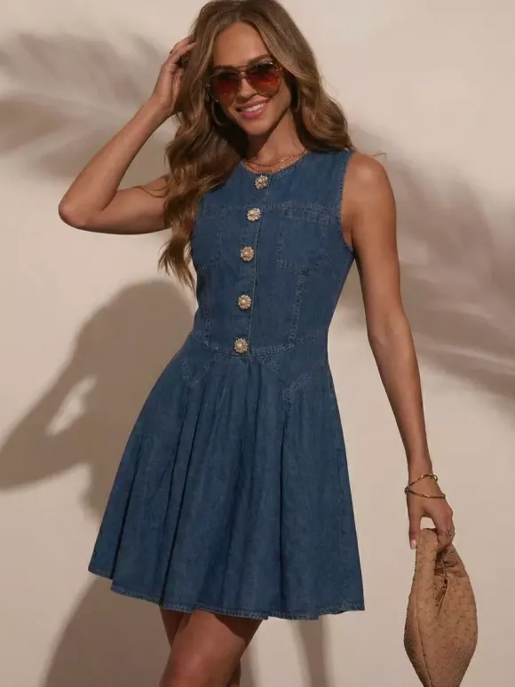 Robe mini en jean sans manches pour femme - Robe d'été plissée bleu moyen style années 2000 à boutons fleuris et coupe évasée - Idéale pour une soirée décontractée (collection été 2026)