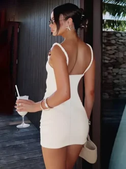 Robe mini femme à bretelles perlées - Robe moulante blanche minimaliste à bretelles fines - Robe de plage style bord de mer collection été 2026