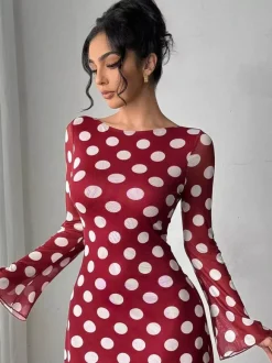 Robe mini moulante à pois manches longues et dos nu collection 2026