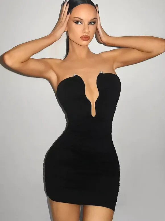 Robe mini moulante sexy à décolleté plongeant en V sans bretelles et froncée collection femme 2026