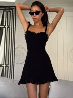 Robe moulante à bretelles volantées élégante et amincissante parfaite pour les soirées en boîte.