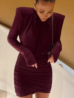 Robe moulante froncée à épaules rembourrées pour femme - Robe mini élégante en satin à col montant - Tenue chic et discrète pour cocktails printaniers 2026