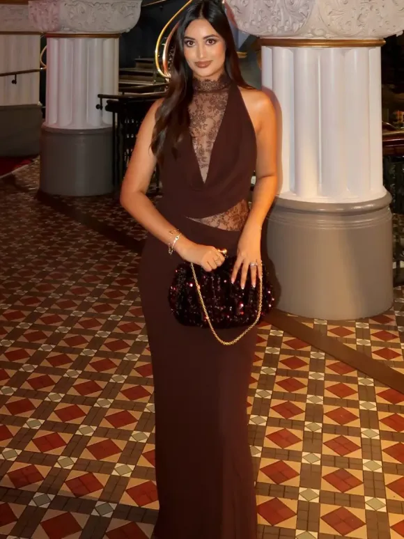 Robe moulante maxi sans manches à col montant empiècements en dentelle et découpes pour femme 2026