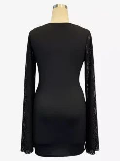 Robe moulante mini à col carré manches longues évasées en dentelle collection femme 2026