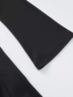 Robe noire chic à manches longues et mini bicolore épaules dénudées idéale pour un rendez-vous galant.