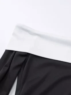 Robe noire chic à manches longues et mini bicolore épaules dénudées idéale pour un rendez-vous galant.