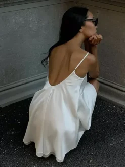 Robe nuisette en satin et dentelle pour femme - Mini-débardeur blanc sexy à bretelles spaghetti et décolleté en V - Idéale pour une soirée d'été 2026