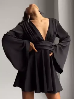Robe patineuse en satin à col en V profond et manches longues en cloche plissée mini robe trapèze sexy pour femmes 2026
