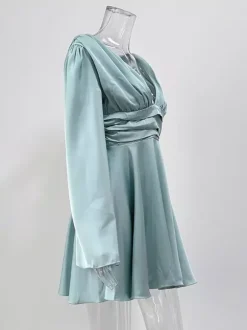 Robe patineuse en satin à col en V profond et manches longues en cloche plissée mini robe trapèze sexy pour femmes 2026