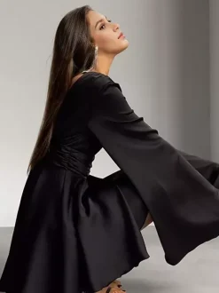 Robe patineuse en satin à col en V profond et manches longues en cloche plissée mini robe trapèze sexy pour femmes 2026