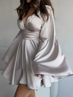 Robe patineuse en satin à col en V profond et manches longues en cloche plissée mini robe trapèze sexy pour femmes 2026