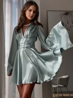 Robe patineuse en satin à col en V profond et manches longues en cloche plissée mini robe trapèze sexy pour femmes 2026