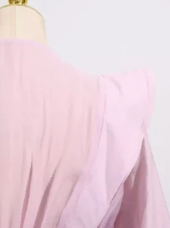 Robe rose cintrée et élégante à volants superposés parfaite pour l'été