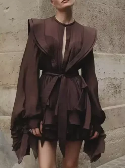 Robe rose cintrée et élégante à volants superposés parfaite pour l'été